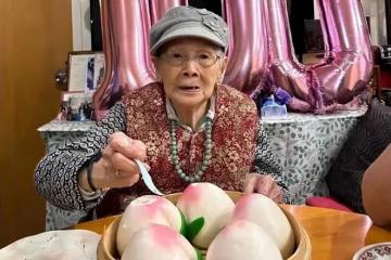 梅艷芳母親提前慶祝100歲，戴佛珠吃壽桃，希望還能再活20年