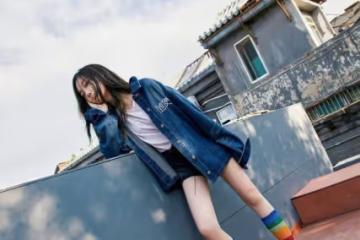 王菲17歲女兒秀身材!穿哈倫褲配修身衣,上緊下寬的穿法太成熟