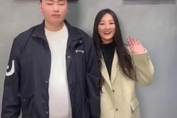 大衣哥兒媳過年吃席！穿棉服白到發光，面對一桌硬菜她端坐像名媛