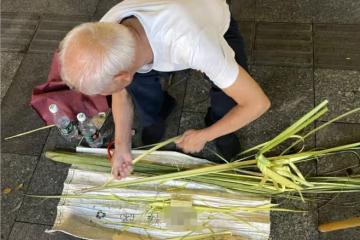 70歲老人在賣手工竹編,我買了3個,他不要錢卻提出了奇怪的要求