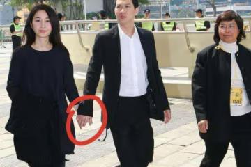 張家輝和老婆親密現身，兩個人手牽手真是甜蜜，簡單穿搭也很時髦