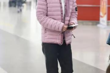 閆妮越活越年輕！53歲穿粉色羽絨服不俗卻減齡，絲毫沒有大媽感