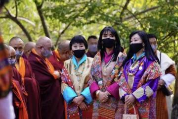 不丹王室迎國慶，女眷盛裝出席，我們嫌棄的配色被她們穿的太精彩
