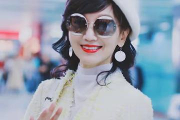 趙雅芝穿紅衣戴白帽，年近半百仍少女，與老公同框活似兩代人