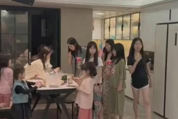 媽媽曬出家裡的12個女兒，個個顏值在線俏皮可愛：是不喜歡兒子？