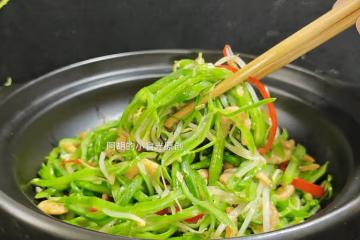 韭菜香椿快靠邊!入夏前這菜先吃,切絲炒一盤,祛濕大好處,越吃越香下飯好菜