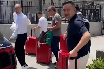 小伙訂婚豪擲上百萬,現金堆成一面牆,網友:我家抽紙都沒這麼多
