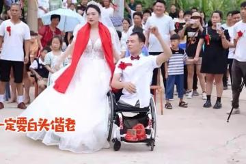 漂亮女孩嫁給無腿小伙，不要彩禮也不要婚房，坦言：他很有魅力