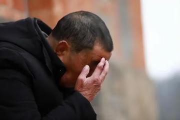 大爺住院兩個月兒子一次沒來，出院立完遺囑後，兒子兒媳都來了