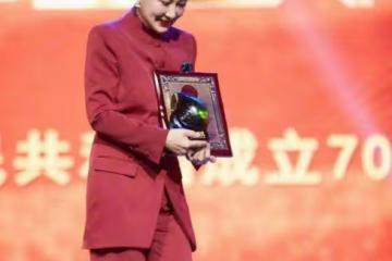 62歲張凱麗穿西裝翻車了！上衣拖沓到大腿，好像偷穿了老公的西裝
