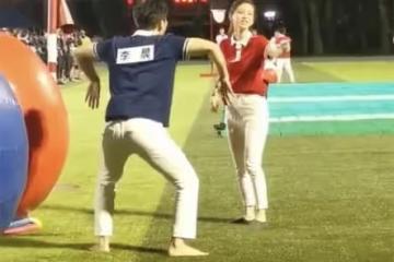 Angelababy五五身材有168cm？穿低腰白褲現假大胯，大腿顯粗壯