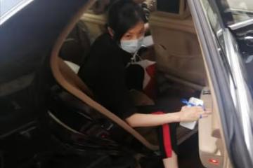56歲周濤上班接地氣！發質濃密又黑，休閒褲配黑襯衫顯最美腰臀比