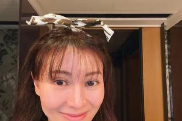50歲李嘉欣老了也驚艷！久違電梯照又瘦一點，鎖骨和大長腿超吸睛