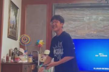兒子數學考試考61分,班級第21名,老爸獎勵一部手機:佛系的家長