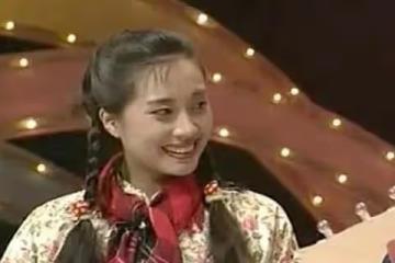 因老公離世，春晚舞台笑星消失，如今已再婚女兒12歲