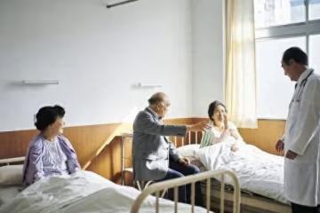 當你老了,躺在病床上,就知道親情的可,小小病房,看盡人間百態