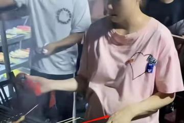 女子懷孕8個月,汗流浹背擺攤賣燒烤,網友:這是嫁給愛情的下場