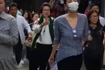 王菲獨自一人游大理，穿條紋襯衫配小黑褲，看似隨意卻很顯氣質