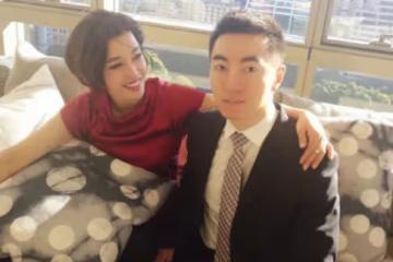 劉曉慶和妹妹家中聚會，同穿紅色韻味大不同一個美艷一個溫婉