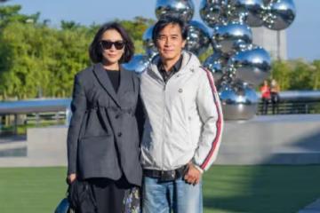 梁朝偉有眼光，劉嘉玲穿西裝配印花裙完全不像56歲，氣場比他還足