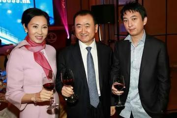 王思聰一家三口罕見同框！59歲媽媽穿粉大衣配絲巾，看著最多30歲