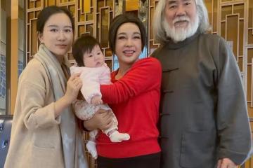 劉曉慶和張紀中夫婦罕見同框!穿紅衣化大濃妝難掩臉部腫脹
