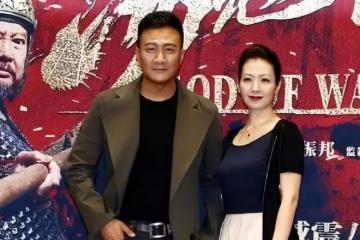 胡軍藏了30年的妻子原來這麼漂亮,穿搭樸素卻難掩骨子美
