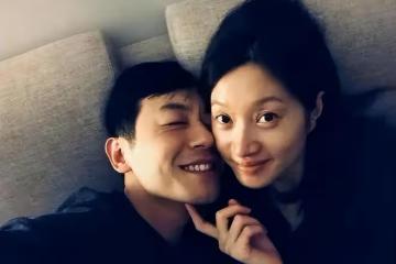 朱亞文攜妻走機場，沈佳妮年近40還似大學生，難怪朱亞文愛不釋手
