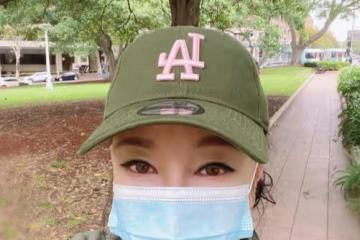 劉曉慶出門春遊,一雙「貓眼」看不出64歲,做「起身跳」虎虎生風