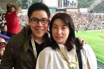 郭晶晶婆婆真有61歲?同框美過趙雅芝,穿淡金色唐裝很有貴婦范兒