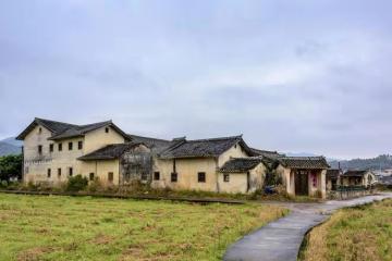 我一直拒絕回農村建房,前不久看見老家父母的一個背影,我猶豫了