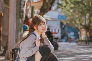 百褶裙、黑襪與棕鞋的時尚交響:詮釋多樣化的女性韻味!