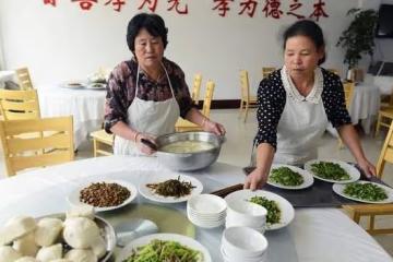 72歲大媽去兒子家養老，可沒過一個月，就被兒媳趕了出來