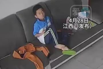 兒子每天6點起床看電視，媽媽吐槽成績沒血壓高，網友卻直呼賺到