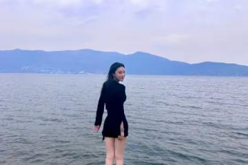 張馨予洱海驚艷亮相，黑色裝扮展現迷人風采，旅遊生活惹人羨慕
