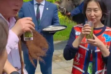 61歲何超瓊素顏似「大媽」,個子矮小穿著樸素,可惜賭王的基因