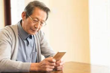 64歲大爺拒絕女鄰居的大膽示愛：我雖老，但還沒有老糊塗