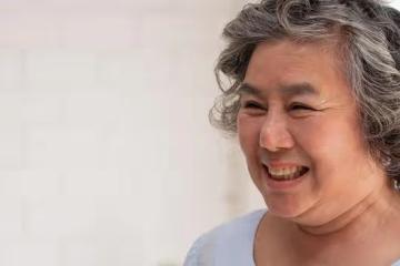 53歲阿姨入住養老院，子女從未看望過，女婿：家散了，怨不得別人