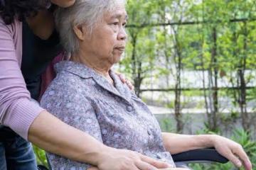 49歲女人給90歲老奶奶做住家保姆:對方待我如親人,可我卻想辭職