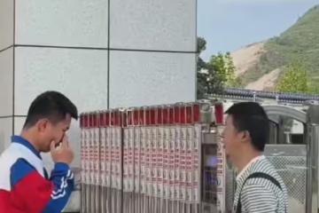 初三學生成績不理想，父親從外地趕來鼓勵，兒子抹淚：很對不起你