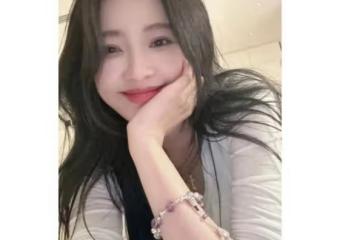 孫怡罕見泳裝美照,穿白色比基尼賣萌,身材纖瘦小蠻腰超搶鏡