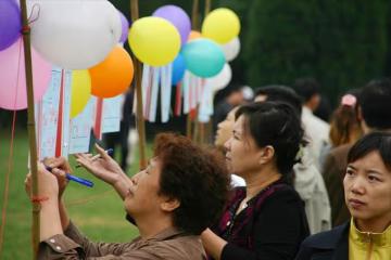 我發現年輕人不婚不育不算什麼，可怕的是他們的父母也認同這想法