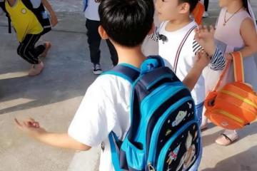 「孩子又拉褲子快來接」4歲娃天天被投訴，寶爸的回應堪稱教科書