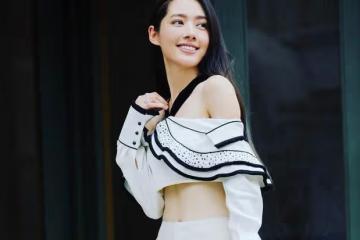 郭碧婷被路人偶遇,白色連衣裙驚艷亮相,40歲美貌依舊