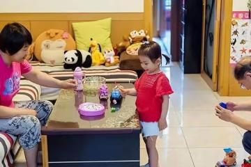 婆婆敷衍帶娃讓孩子自己玩，惹兒媳不滿，不料娃上學後專注力超強
