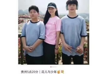 胡可曬全家福,倆兒子長得不像,12歲安吉頂著帥臉翻白眼超可愛
