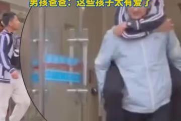 男孩腳受傷，同學幫忙書包、拐杖、開車門，網友：少年該有的樣子