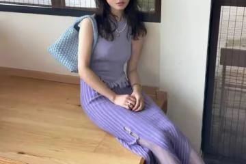 紫色長裙遇上紫色絲襪，她如何演繹性感魅力極致？引人一探究竟！