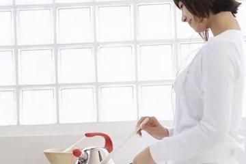 老婆做事很愚昧和古板,我該如何做才能改變她?