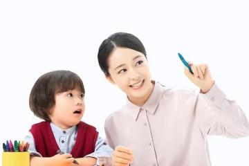 爺爺天天帶孩子打牌不上進，孩子變化卻讓人出乎意料，老師都誇讚